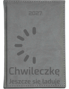 KALENDARZ A6 2027 TYGODNNIOWY z grawerem CHWILECZKĘ JESZCZE SIĘ ŁADUJE