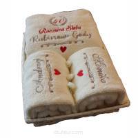 Zestaw prezentowy na rocznicę ślubu - ręczniki z haftem w koszu wiklinowym 5 10 20 30 40 50 rocznica ślubu